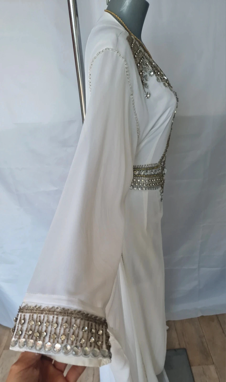 Robe Dubai blanche mariage strass & perles – S/M/L ajustable – portée 1 fois – photo 10